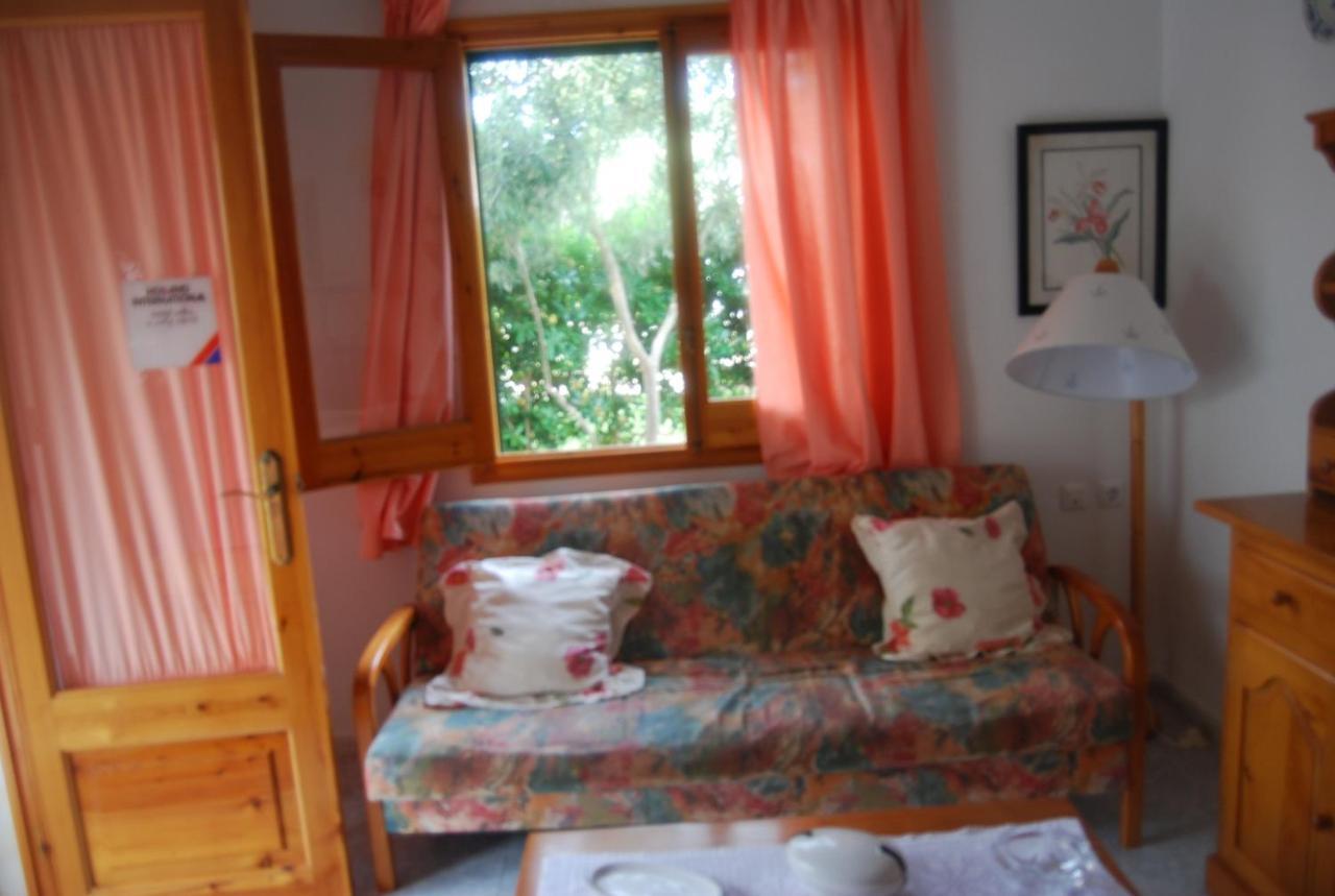 Es Pins Apartment Cala Blanca  Room photo